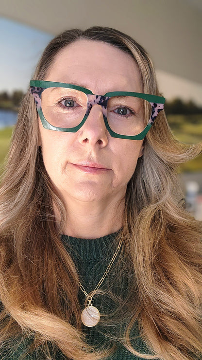 RTS Murphy Case Ivory Tort Banner on Solid Green