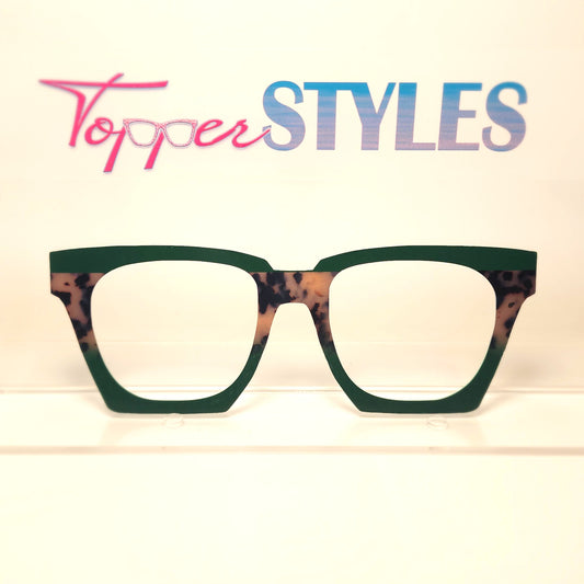 RTS Murphy Case Ivory Tort Banner on Solid Green